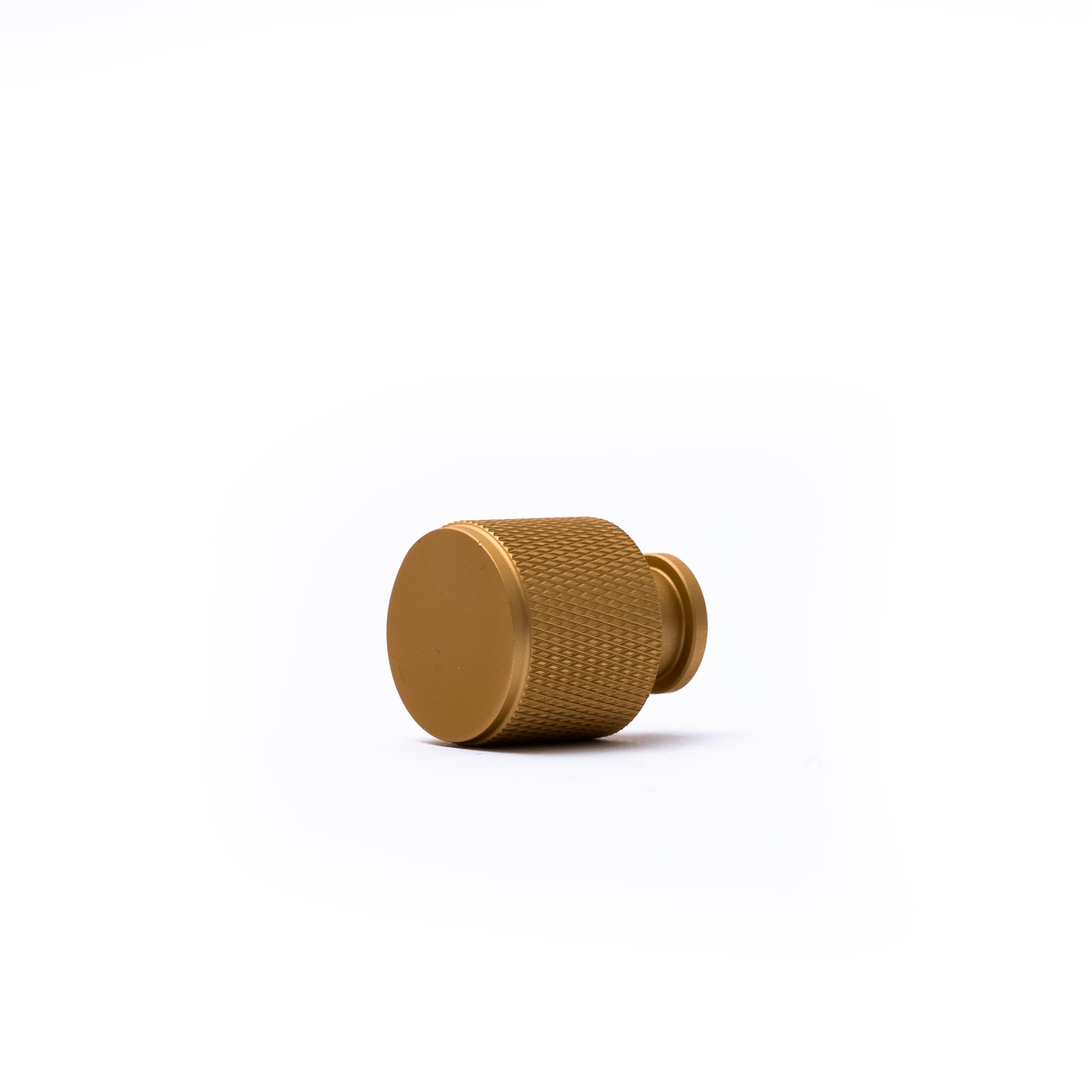 Skåpknopp bas i matt guld med lättrad kant, 22 mm