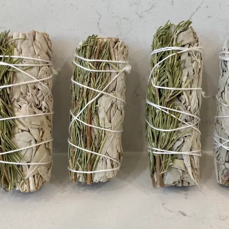 Salviabunt av vit salvia och rosmarin - handbunden