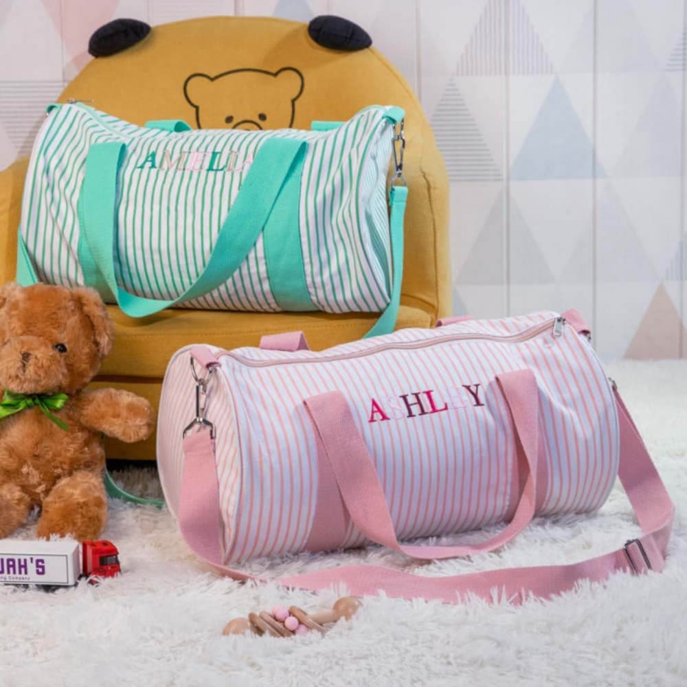 Personifierad Baby Travel Duffle Bag Weekender Overnight Bag med broderat namn Vattenresistent Stor kapacitet för Baby Shower Present
