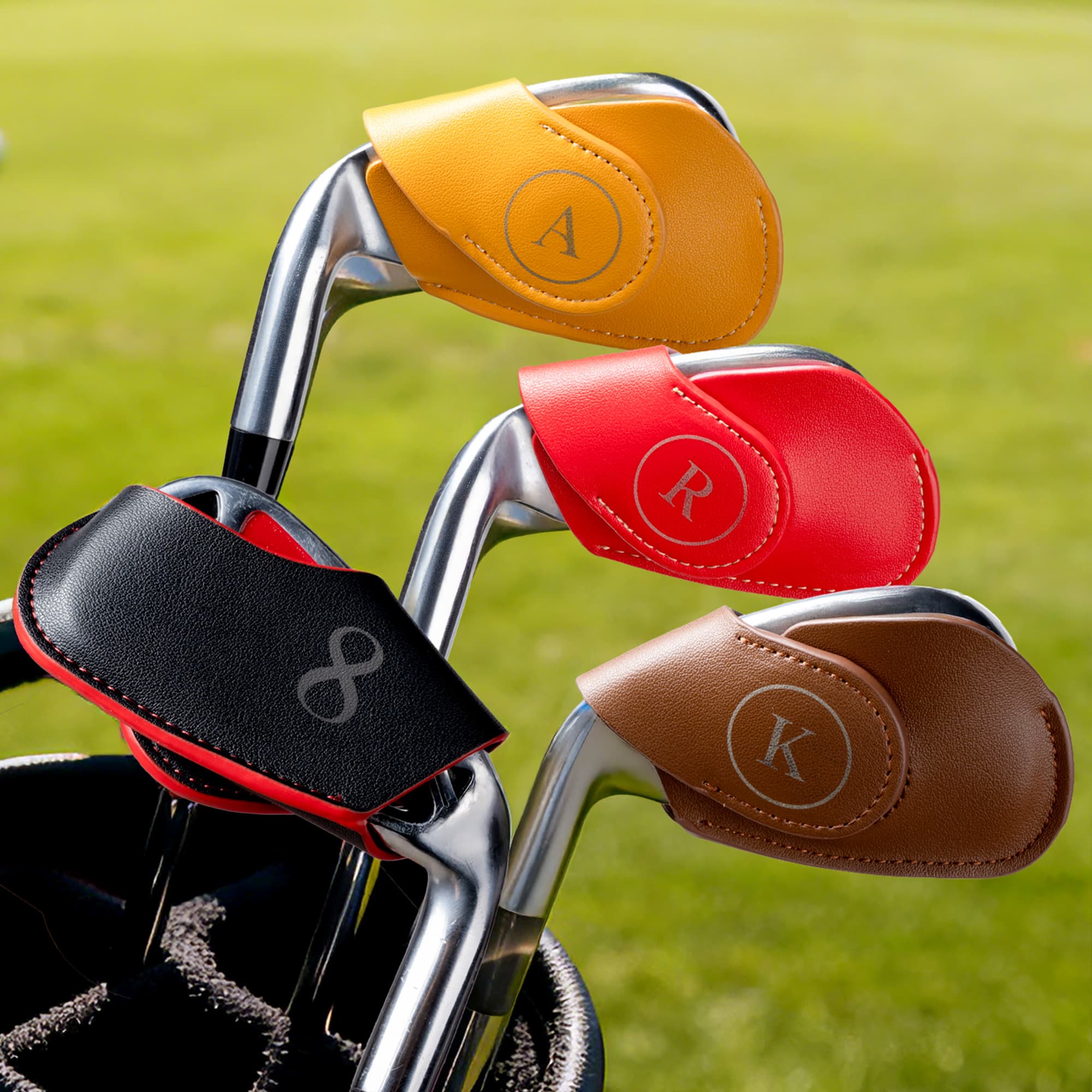 Personligt flerfärgat PU-läder magnetiskt golfklubbshuvudskydd med initial och nummer Golfverktyg Födelsedag Game Day Present för golfspelare