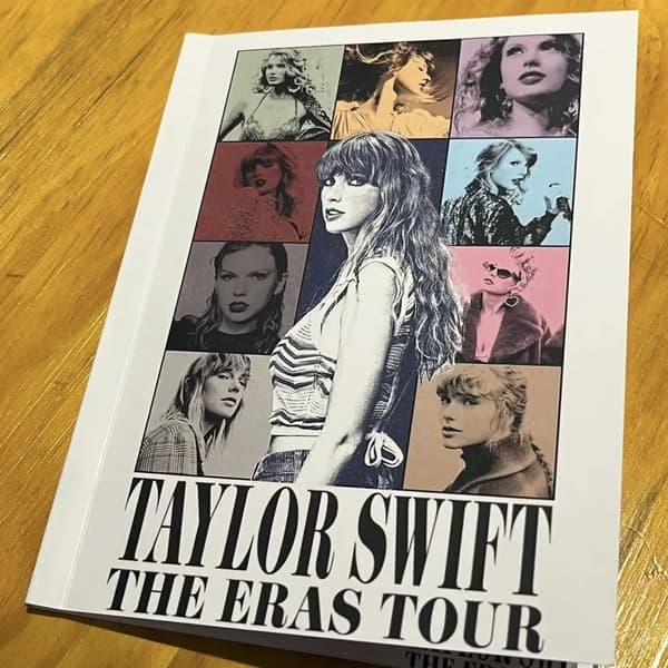 Taylor Swift THE ERAS TOUR Kopparplåt textbok, textmagasin Affisch