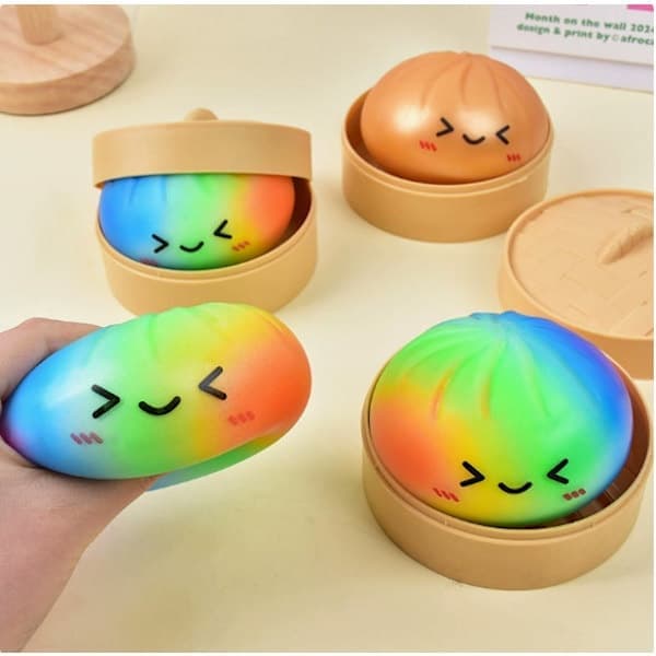 Jumbo Squishy Bun Stress Relief Toy Slow Rising Bread Squishy Cute Food Toy Gift L (8.5 × 5.5 cm). Regnbågsbulle