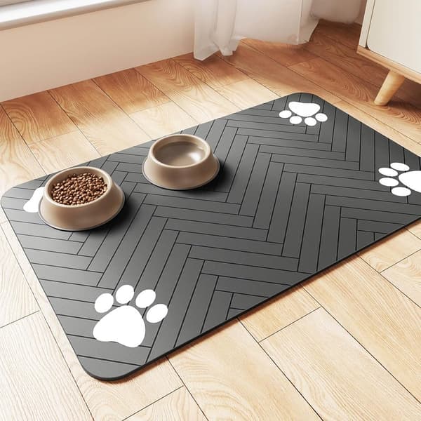 Fodermatta för husdjur 50x30 cm — Absorberande snabbtorkande matta för hund- och kattmatskål — Vattentät gummibaksida — Mörkgrå rand —