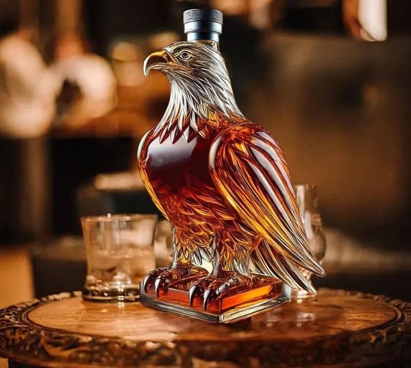 350 ml whiskyflaskor finns i former som örnar, taxar och ugglor, med flaskans kropp formad som en örn.