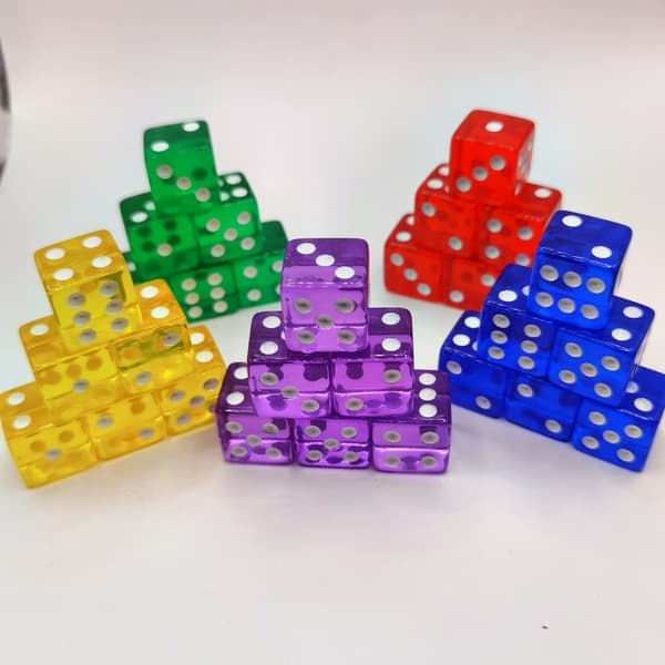 50-pack 16 mm färgglada genomskinliga tärningar med 6 sidor, 5 färger för