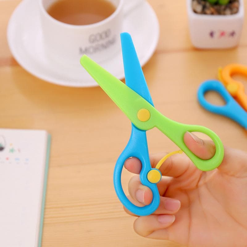 Barnsäkerhet Plast Sax Kreativ Elastisk Handgjord Pappersklippning DIY Söta Skrivmaterial För Barn Scrapbooking