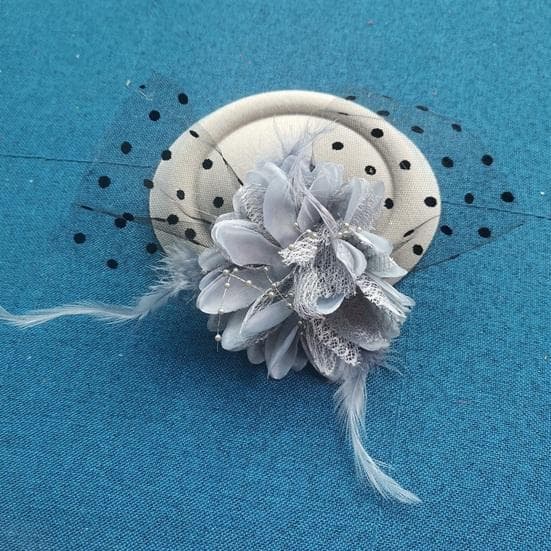 Utsökt Sweet Fascinator-hatt med hårklämma Dekorativt anti-fall Faux Feather Flower Mesh Veil Hat Håraccessoarer violett