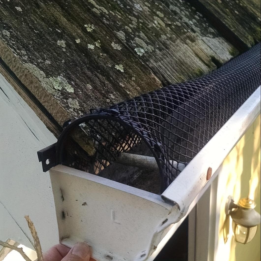 Lätt att installera 315  hängrännenät på rulle med krokar, plastlövskyddsnät för takrännor stuprör