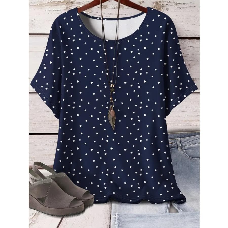 Plus Size T-shirt med hjärtmönster, rund hals, kort ärm - Mjukt medium stretch polyestertyg, tryck över hela, vardagliga damkläder för alla