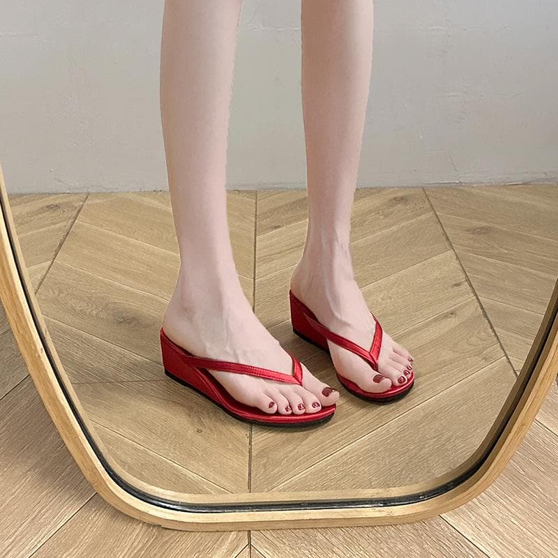 Designer Sommarstrand Kvinnor Clip Tå Flip Flop Mode Utomhus Slip On Kilklackar Tofflor Damskor tåremmar cm röd