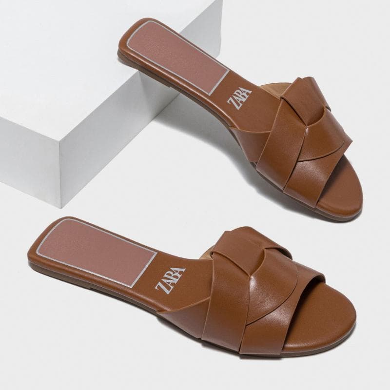 Sommar Designer Kvinna Platt Nya Tofflor Vävda med Bekväma Damskor Casual Botten Tofflor Kvinna 2024 Nya cm brun