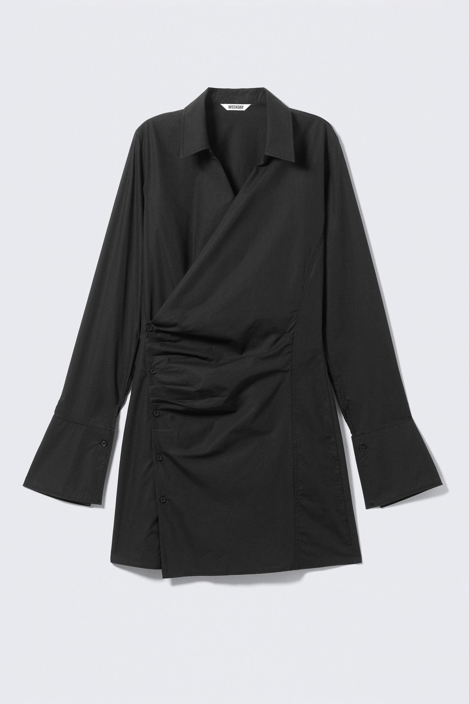 Långärmad asymmetrisk skjortklänning