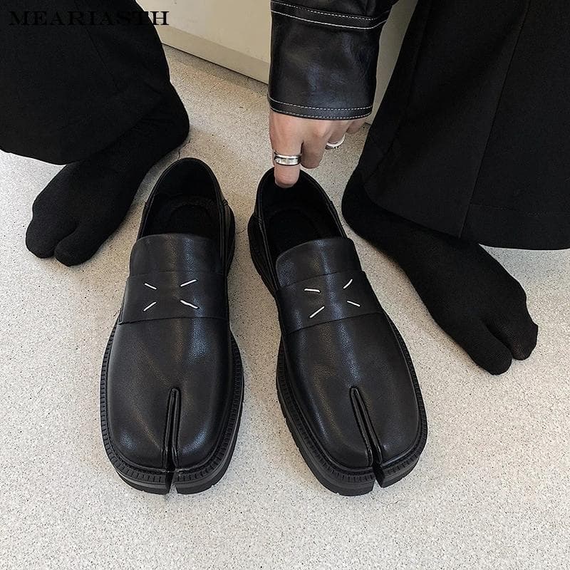 Hästsko med delad tå för mäns tjocka sula Loafers skor Tabi skor lack i koreansk version trend avslappnade läderskor cm
