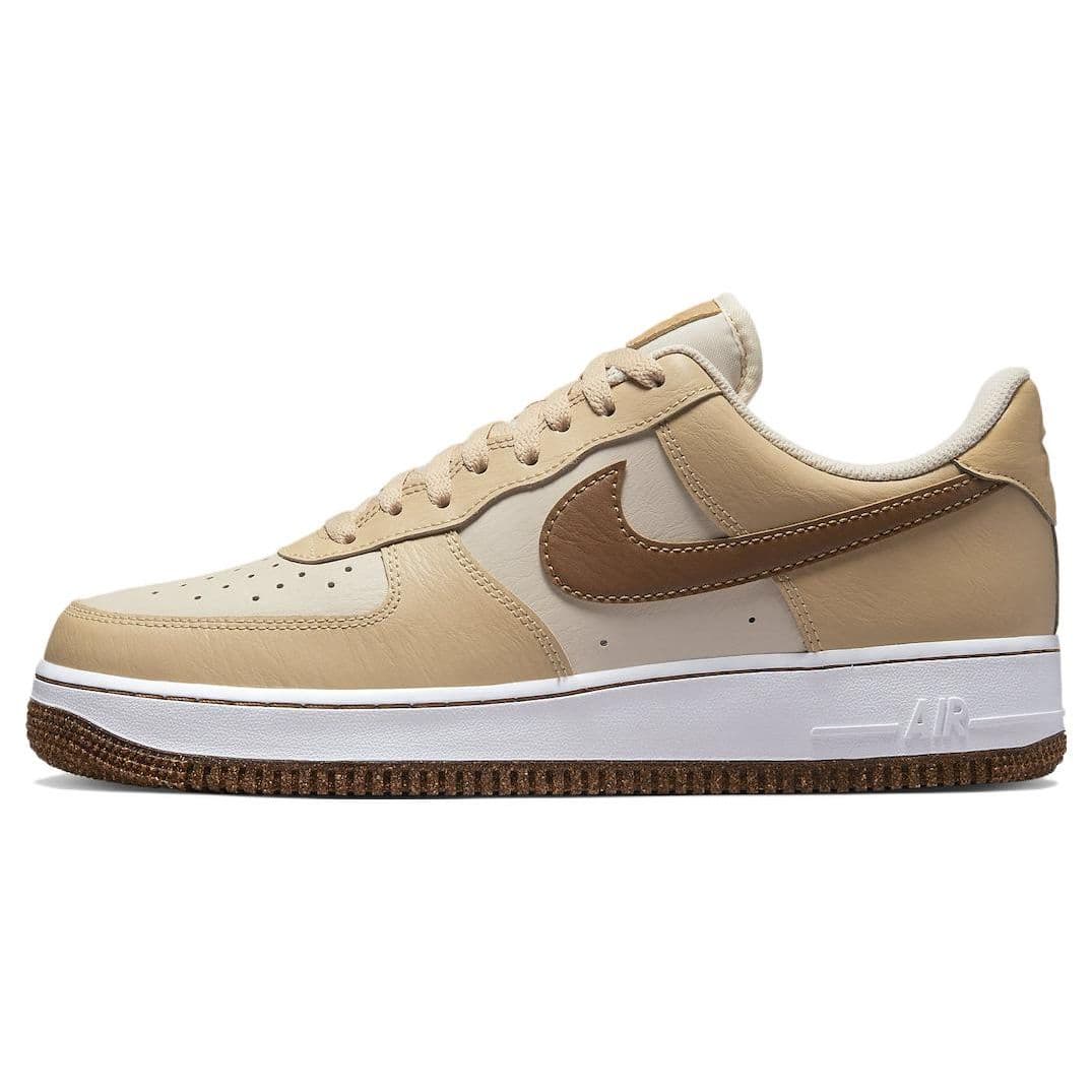 Nike Air Force 1 07 LV8 EMB Inspected By Swoosh Herrsneakers Brun Pärlvit Sesam DQ7660-200 cm