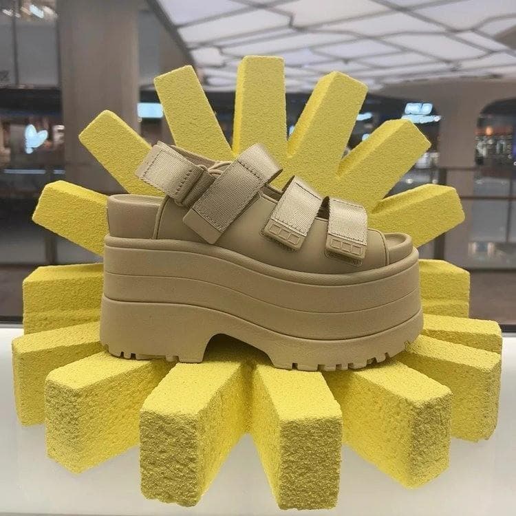 Sommar nya bländande guld kilklack sandaler mode plattform kardborreband avslappnade romerska sandaler mångsidiga avslappnade sandaler kvinnor cm