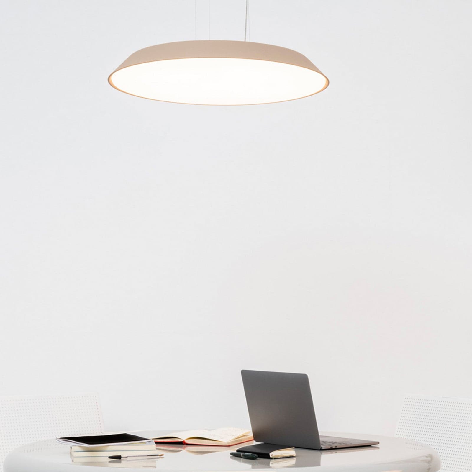 Febe S LED Taklampa 2700K Taupe Grey Artemide - Vardagsrum - Modern - Plast - Med en ljuskälla
