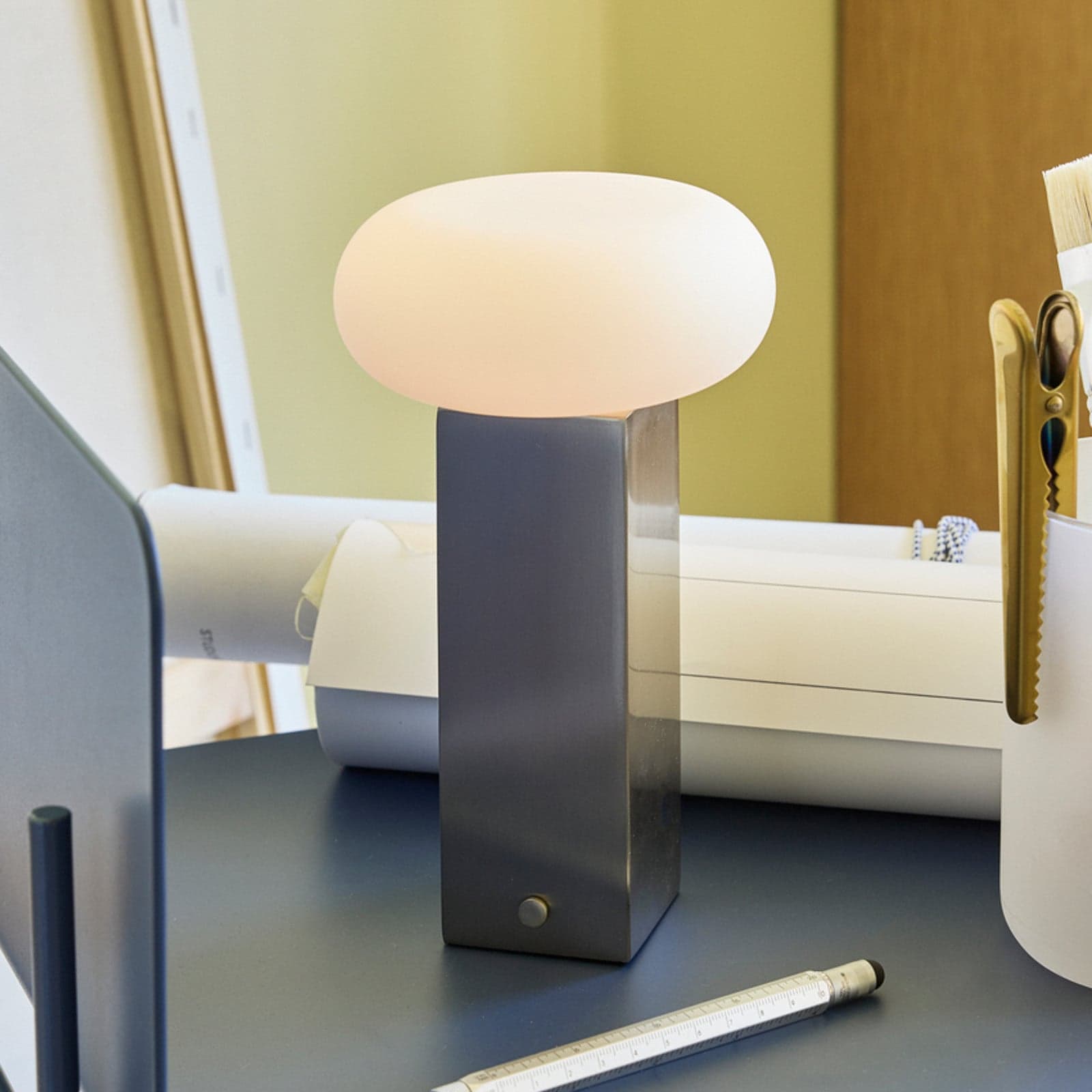 LOW LED-bordslampa batteridriven i nickel, höjd 20 cm – HÜBSCH - Vardagsrum - Modern - Metall - Med en ljuskälla